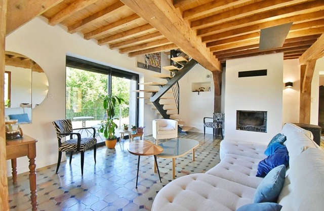 Large country house with swimming pool ideal for a large family or friends.