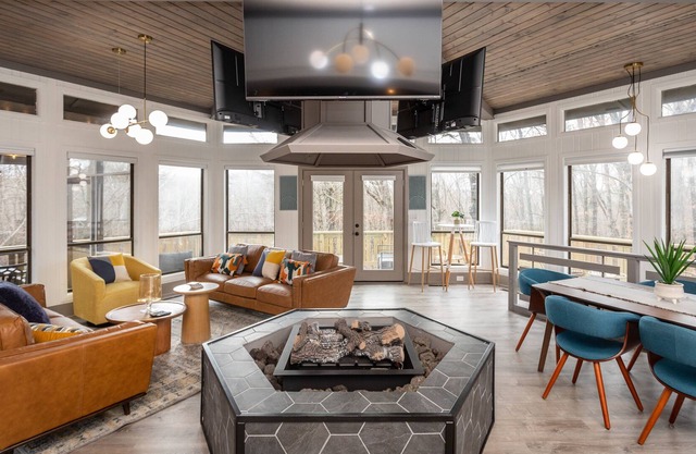 Large Cozy Campfire, Flat Screen TVS, Hot Tub, wrap around porch, in Massanutten resort