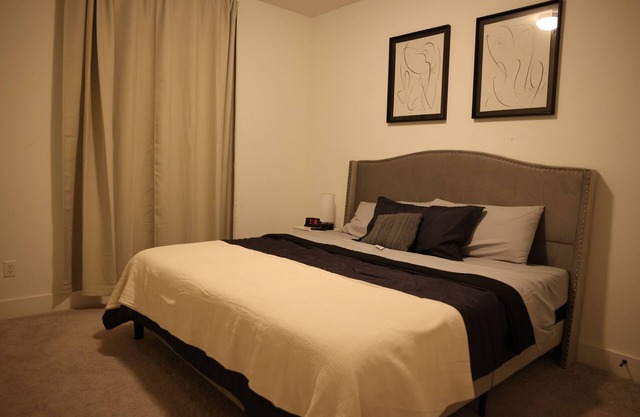 Large, Cozy Room in Prime Location – Your Perfect Getaway!