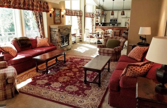 Large Deck, 3 bed 3 bath loft nIn center of Village, Parking Walk to Everything