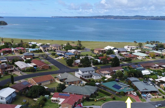 Large fam home, ideal for entertaining, & pets, close to beach, parks and nature