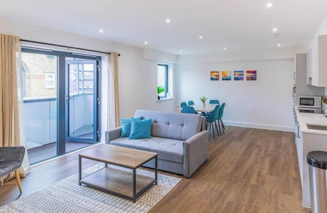 Large Flat Near Beach, Hospital & Brighton College