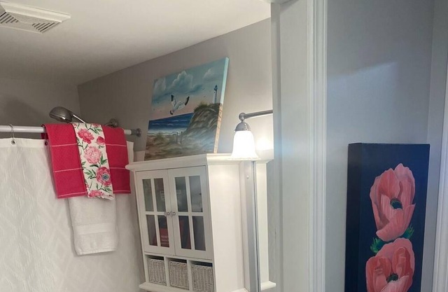 Large Floor level, Parksville Vacation Home Sleeps 7, Lots of free Parking,