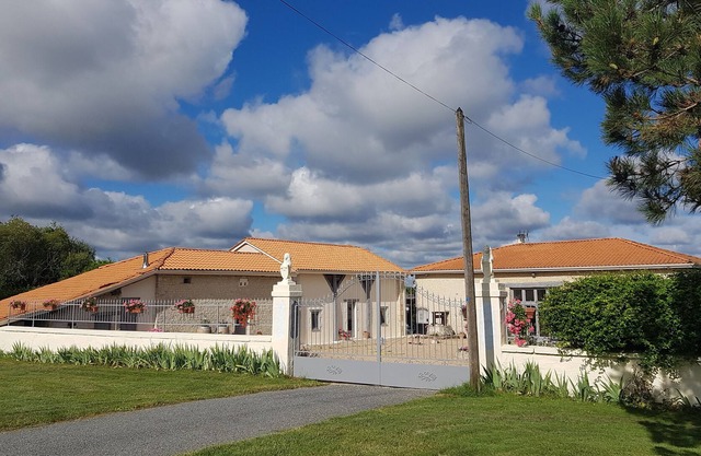 Large French Farmhouse with private pool in rolling countryside
