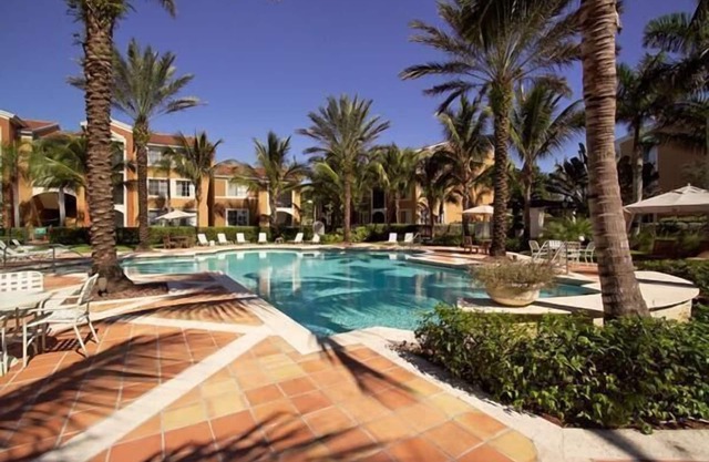 Large fully furnished, quiet condo with lake view, pool and tennis court