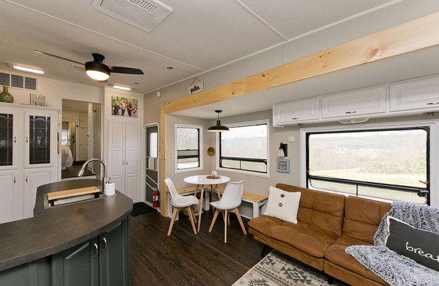 Large Glamper w/Hot Tub and full bathroom-sleep 6