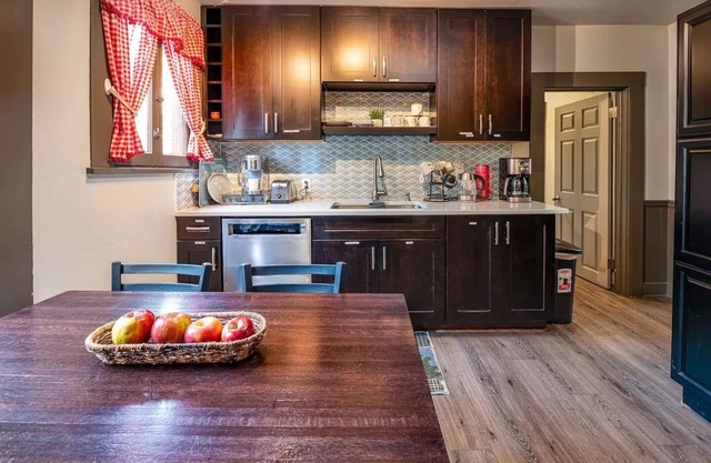 Large group in Eugene, Exquisite Historic Landmark 11Bedroom, 4.1BA, New Hot tub