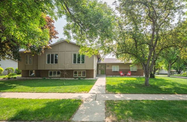Large home perfect for BIG families located in quiet, east-central Sioux Falls