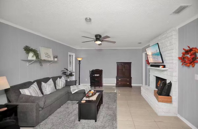 Large home, sleeps 12 with large yard, kitchen, AC, WiFi and lots of parking