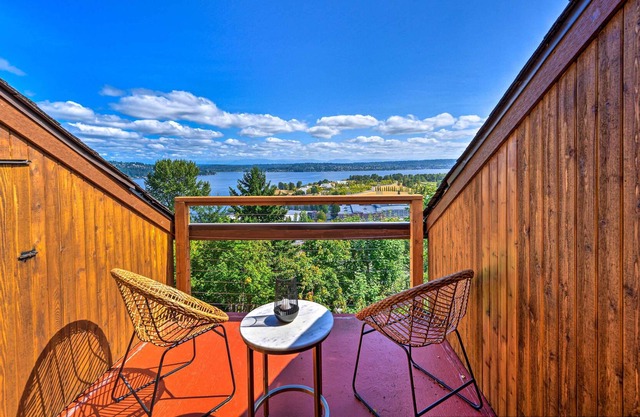 Large Home w/ Hot Tub: 8 Mi to Downtown Seattle!