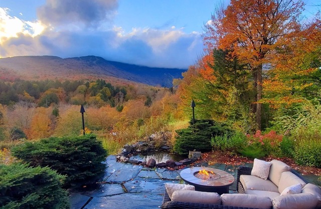 Large Home with Hot Tub - Direct Views of Stowe Ski Resort