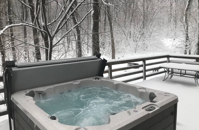 Large hot tub on large deck, close to golf courses, state parks, and wineries!