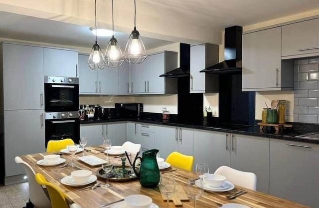 Large House for 21 Guests | 8 Bedrooms, 13 beds