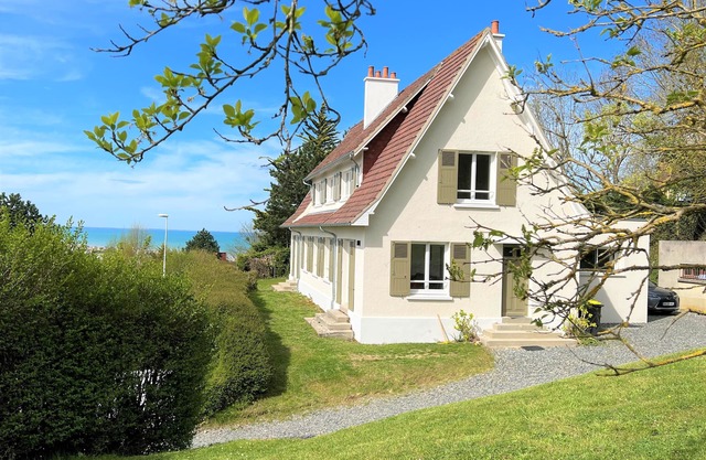 Large house with sea view, 200 m², garden & woods, beach 8 minutes away on foot