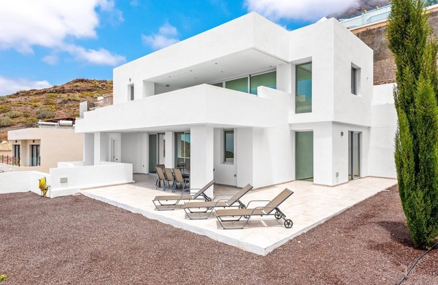 Large house on the coast suitable for 8 people