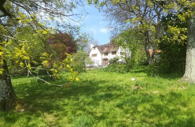 Large house sleeps 18 with hot tub and outdoor pizza bbq kitchen nEasy to find