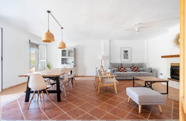 Large house with private pool 5 minutes from the beach