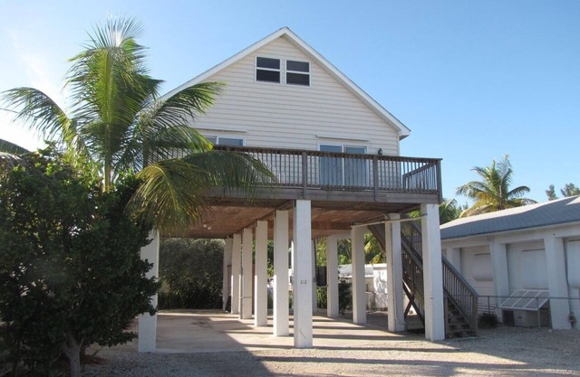 Large keys stilt home in beach community
