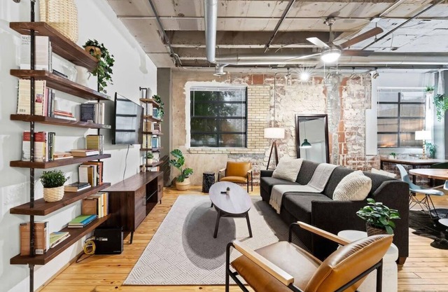 Large Loft-Style 2-Bedroom in Central Midtown