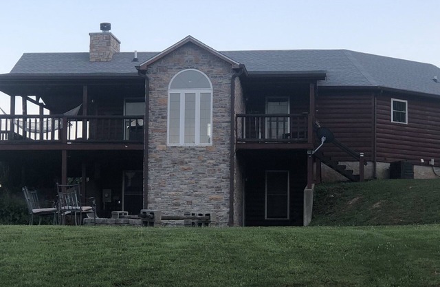 Large Log cabin on a Horse Ranch close to MammothCaves,Corvettes,WKU,BeechBend