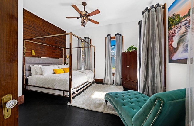 Large Luxury 4bed with secret door & poker table , +EV