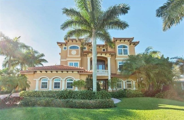Large Mediterranean Oasis - Water Views & Pool -KING BEDS