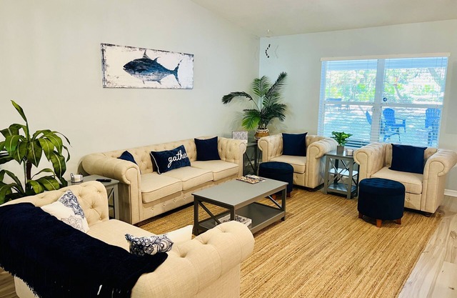 LARGE MODERN 4 BEDROOM HOME. VERY PRIVATE w HOT TUB & 3 acres!