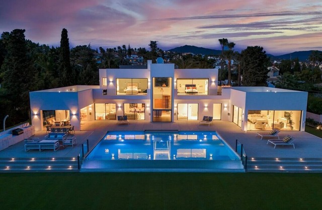 LARGE MODERN VILLA WITH HEATABLE INFINITY POOL AND 7 BEDROOMS
