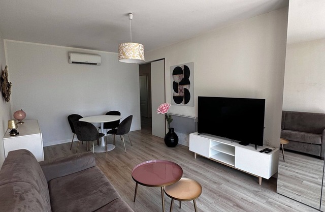 Large new 2-room apartment next to the beach, air-conditioned, 1 parking space