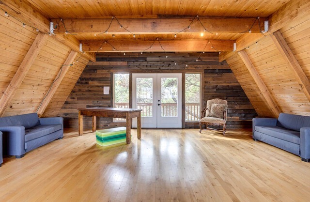 Large Newport Home, Close to Beach & Coastal Attractions!