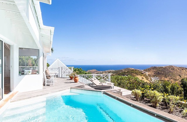 Large Ocean View Villa Hanging In The Quiet