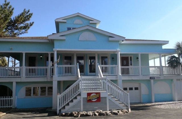LARGE,Pool,pool table,Arcade,2 Golf Carts,6 Kayaks,free linen,Hot Tub,near beach