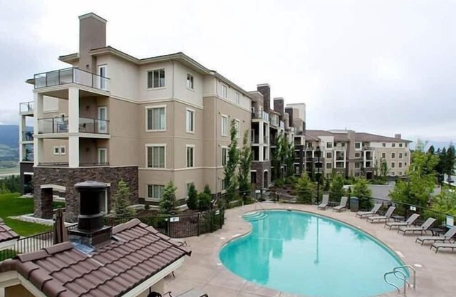 Large Premier Condo, 3 Bedroom on Kelowna Golf Course, sleeps 6, Pool & Hot Tub