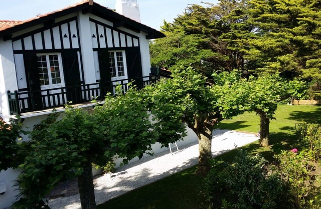 Large, renovated, Basque villa 100m walk from the beach in Parlementia