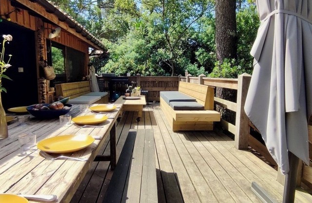 Large renovated wooden house at the foot of the lake, Marina