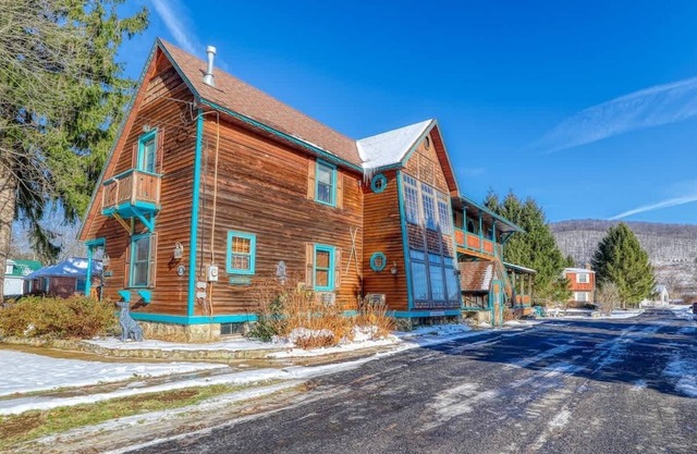 Large Ski Home + Pool & Hot Tub