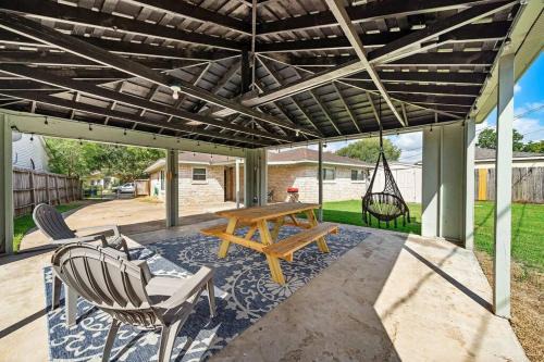 Large South Houston gem with covered patio seating