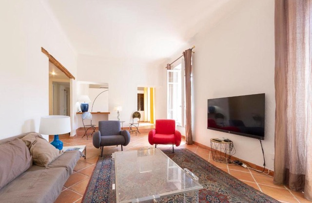 Large spacious 3 BDR apt heart of Antibes 300 meters from beach