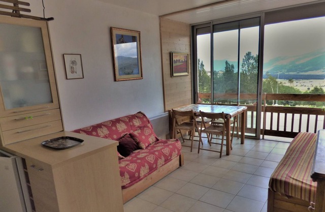 Large studio cabin, ski slopes, 5 people, parking, WIFI