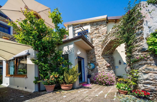 Large studio flat,Wi-Fi, residence with pool,view over the coast,E-car charge