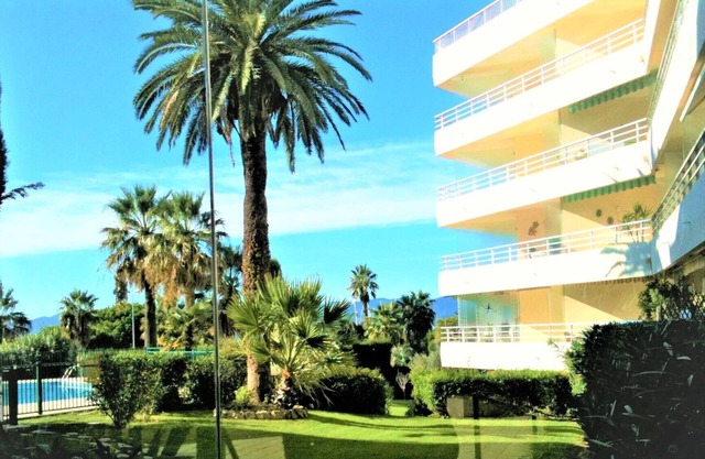 Large studio * in St Raphaël, Port Santa Lucia, opposite the Palais des Congrès
