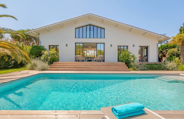 Large sumptuous villa with swimming pool in the centre of Cap Ferret