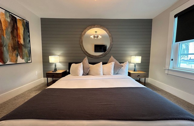 Large Three Room Suite 2 Bed/1 Bath/Dog friendly with parking on Historic Pelham St.
