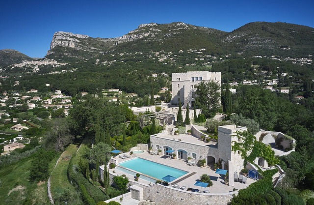Large ultra luxury property with stunning views!