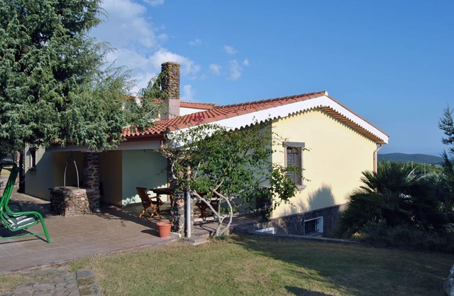 LARGE VILLA with 3 apartments and tennis court, 14 people 2 km from the sea