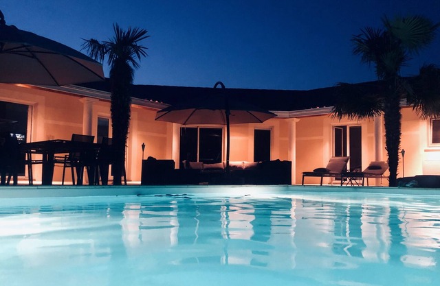 LARGE VILLA WITH HEATED SWIMMING POOL CLOSE TO THE LAKE BEACHES AND MARINA.
