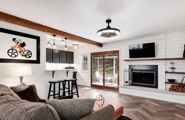 Large Yard, Cozy Vibes - Luxurious Lisa Cottage - GuestSpaces