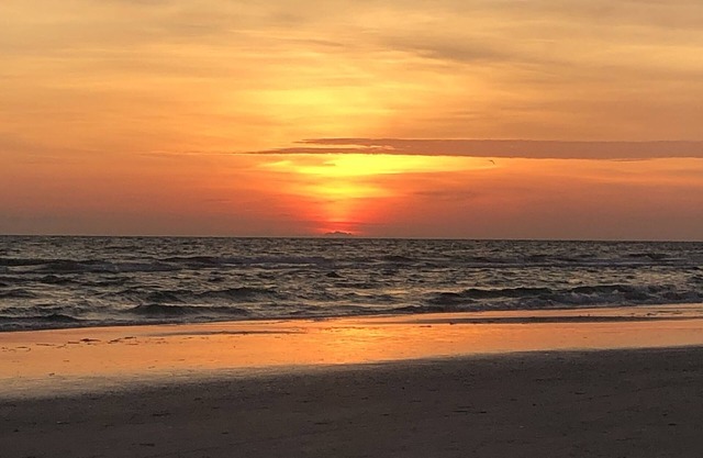 Largest secluded beach - 2/1 condo w/ heated pool - Fully renovated in 2021