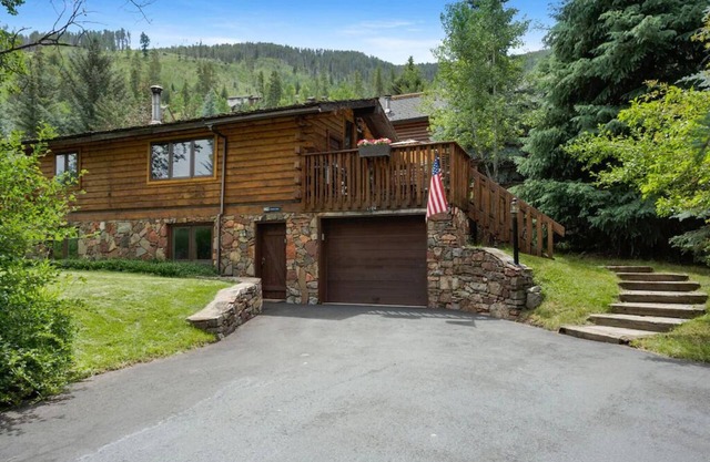 Larkspur Lodge, Single Family, hot tub, 2 decks, AC, BBQ, free Vail bus.