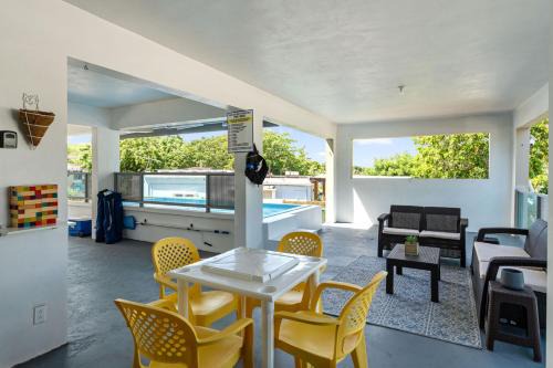 Las Palmas Beach House with Private Pool and Pool Table
